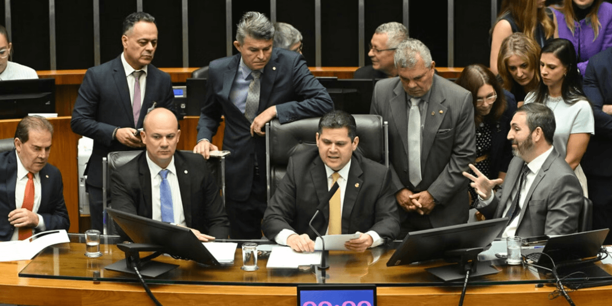 Congresso derruba veto de Lula ao PL da Dosimetria e beneficia Bolsonaro