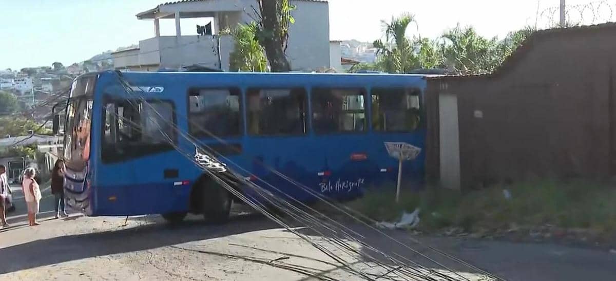 Ônibus invade casa em BH após falha mecânica