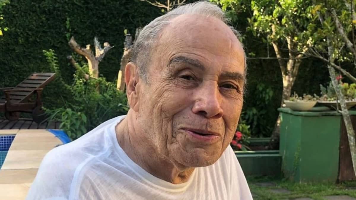 Stênio Garcia passa mal e é hospitalizado após aniversário de 94 anos