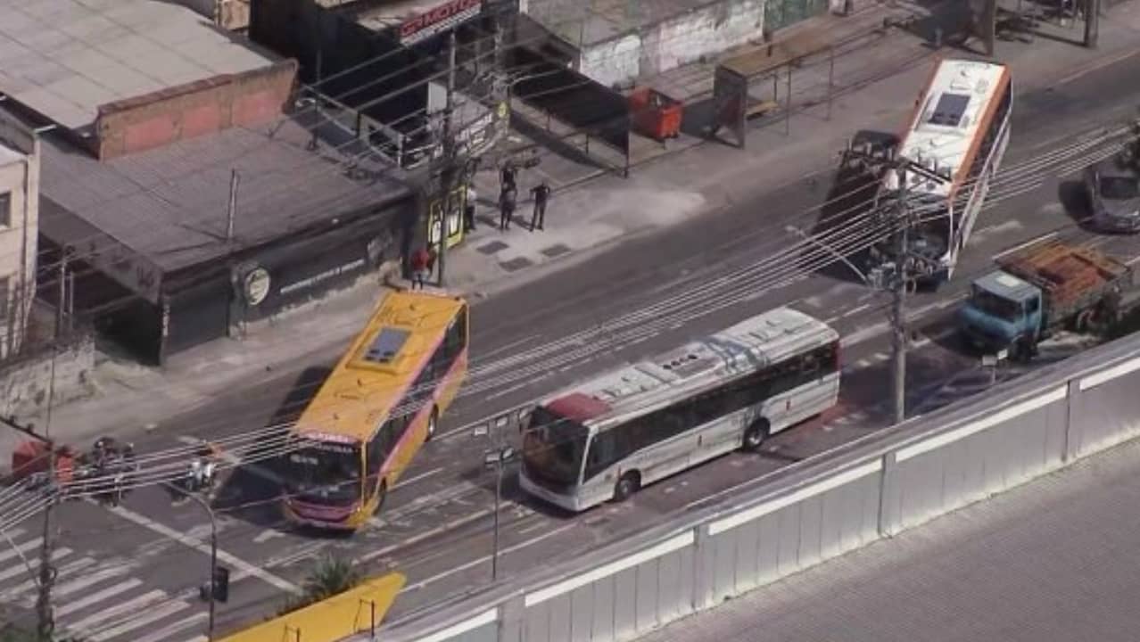 Criminosos sequestram ônibus e bloqueiam vias na Zona Norte do Rio