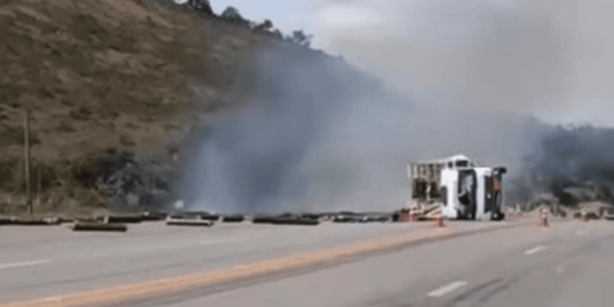 Carreta tomba, pega fogo e interdita completamente a BR-040