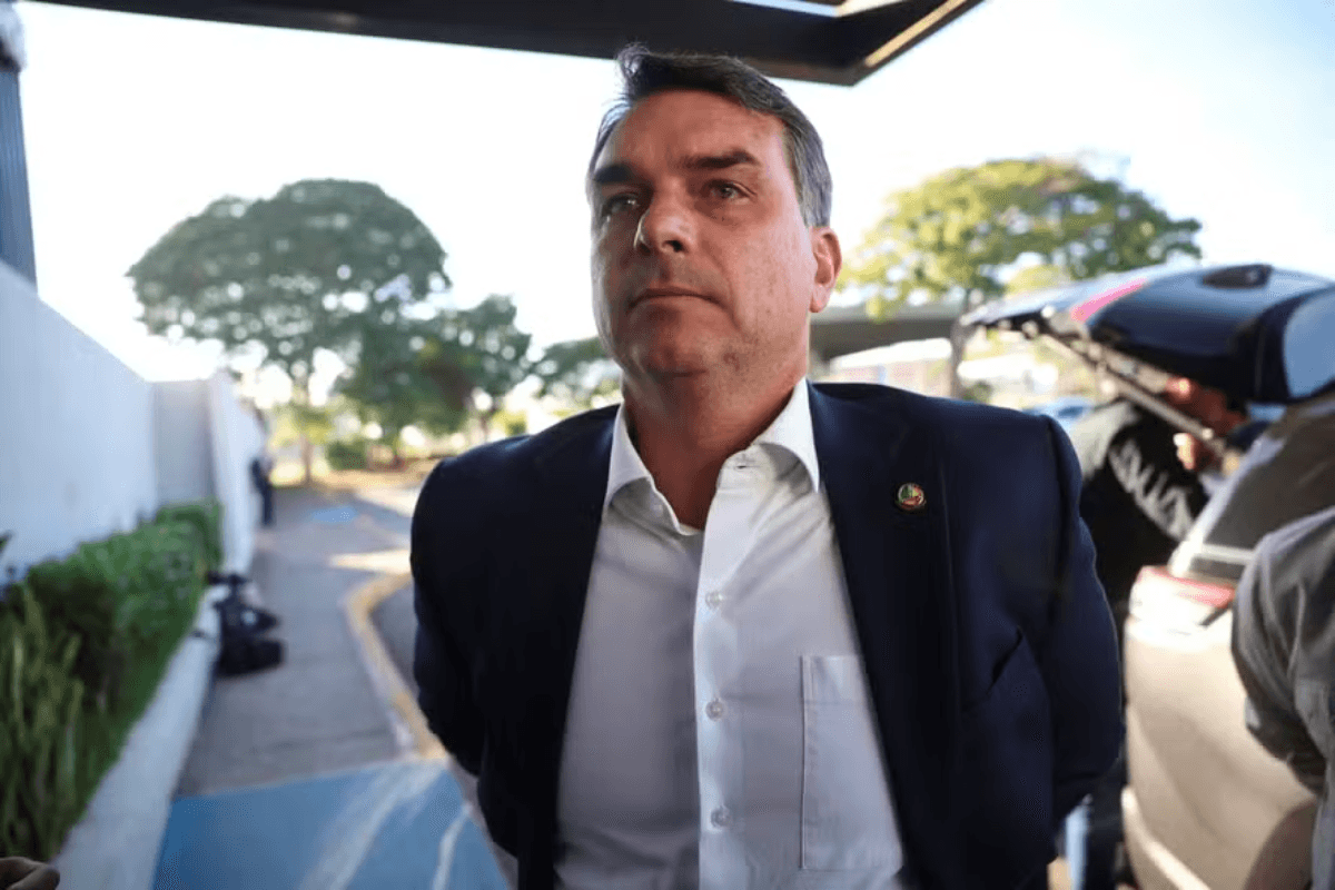 Flávio Bolsonaro viaja aos EUA para encontro com Trump