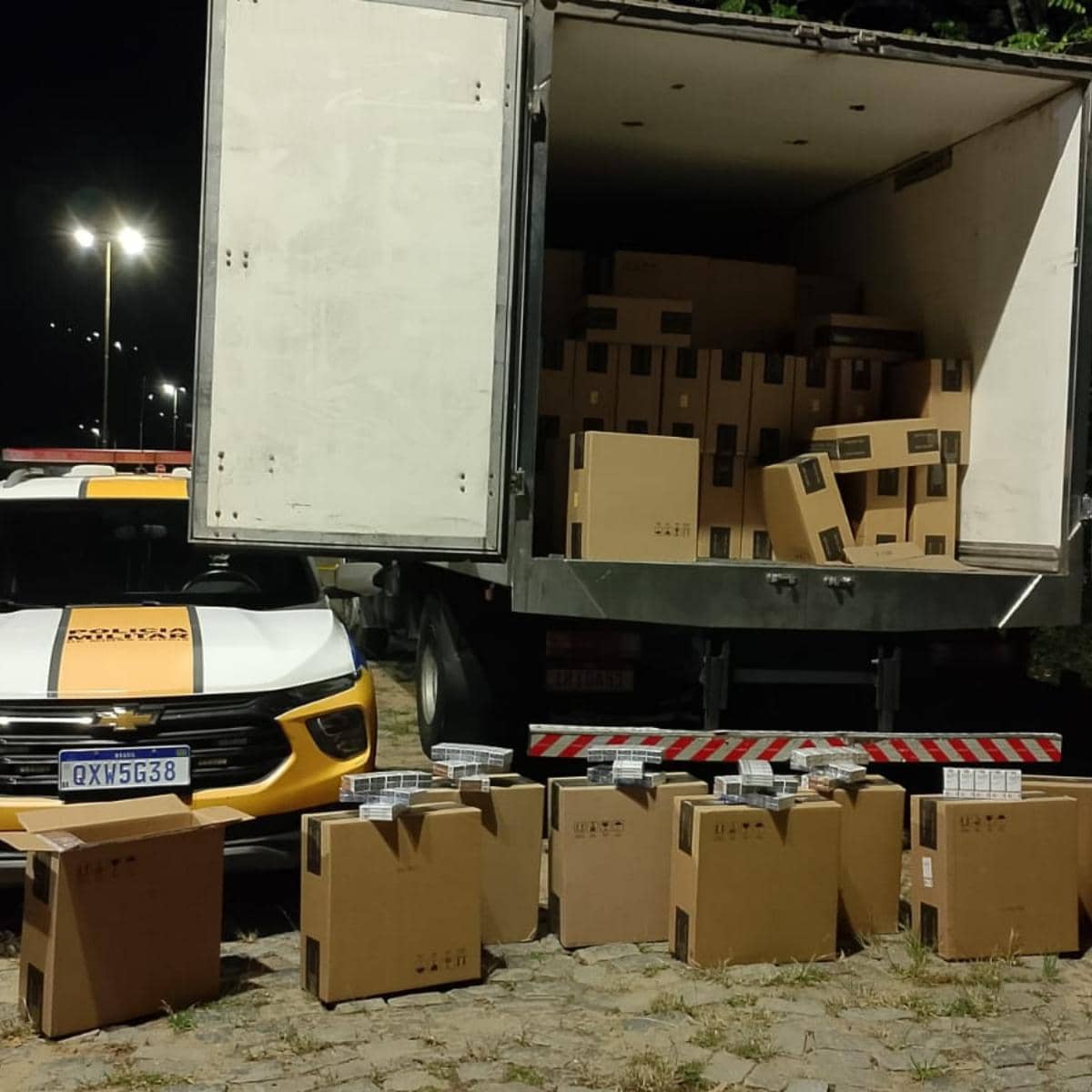 Caminhão com contrabando de 175 mil maços de cigarro é apreendido