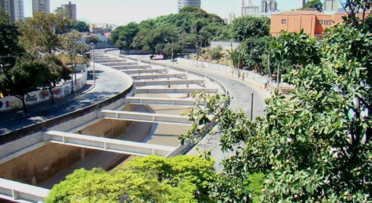 Motociclista morre após ser arrastado pela correnteza no Rio Arrudas
