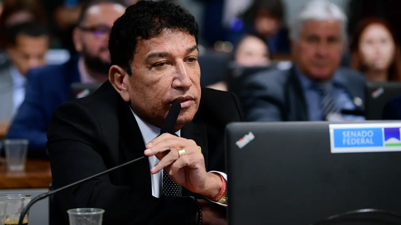 Magno Malta é acusado de dar tapa em técnica durante exame