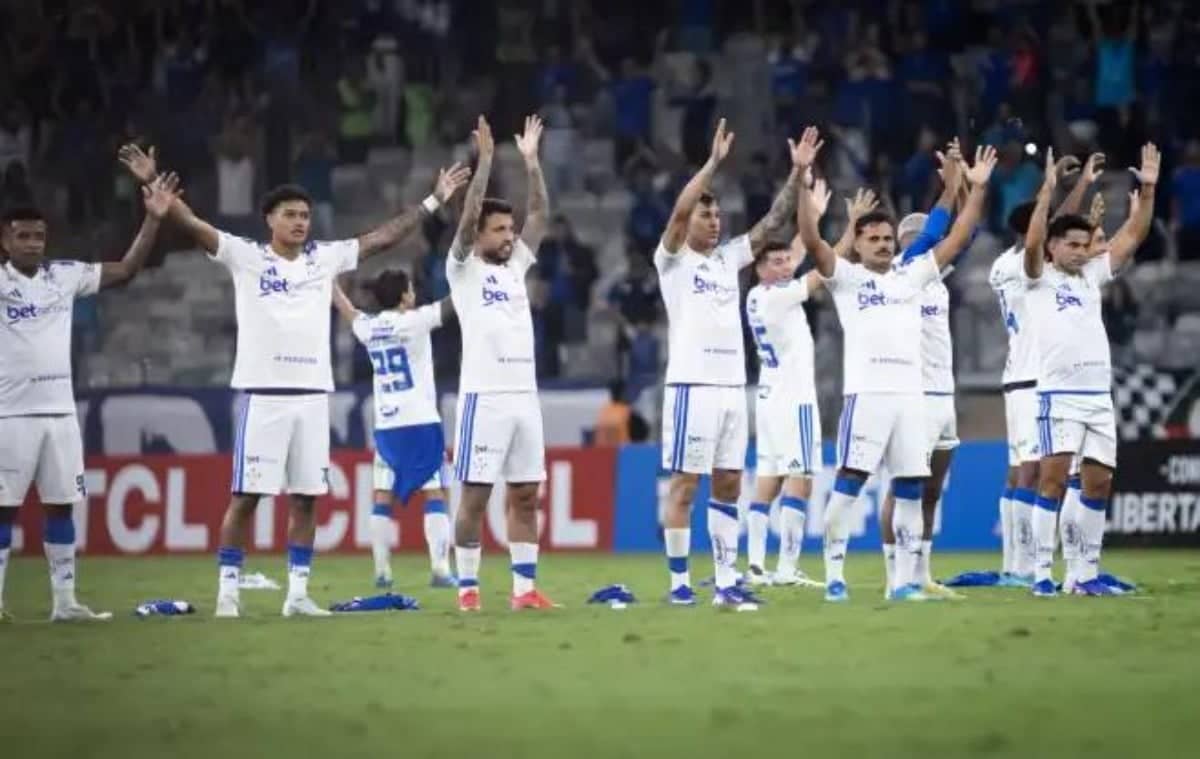 Cruzeiro lança nova camisa com ídolos históricos