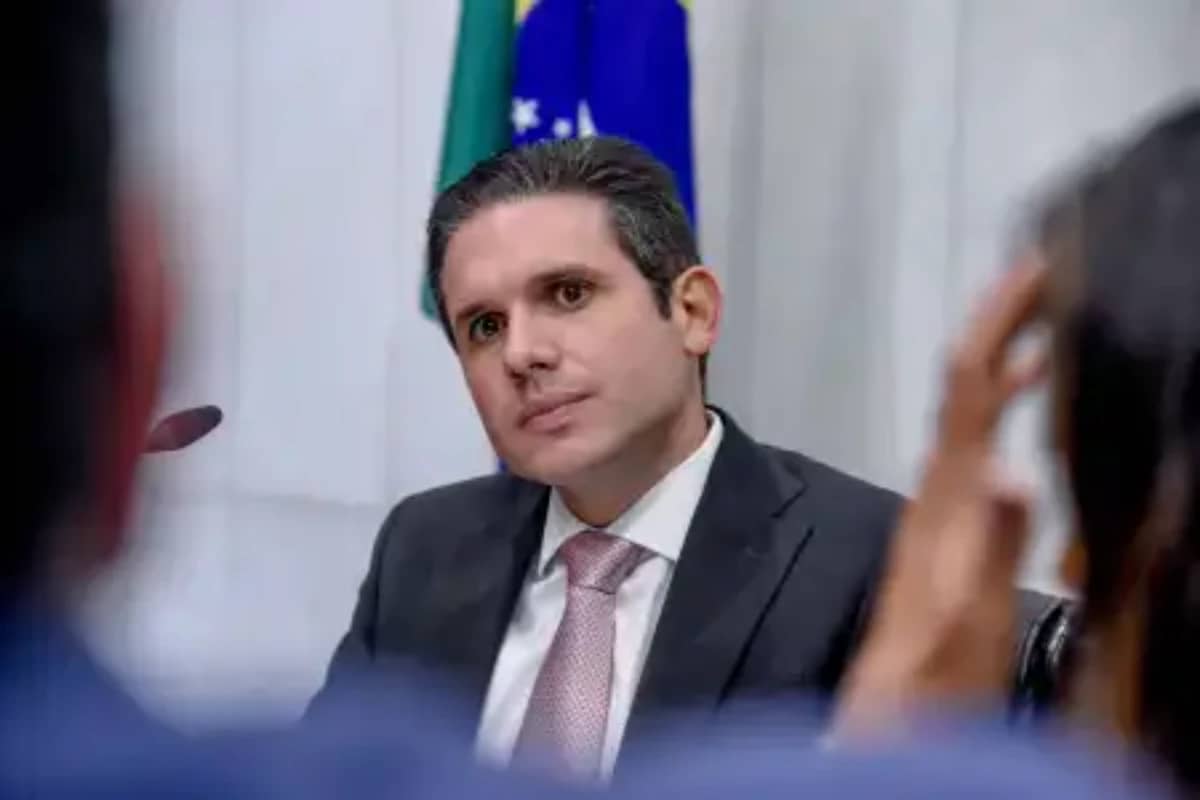 Dino manda Motta explicar sobre indicação irregular de emendas 