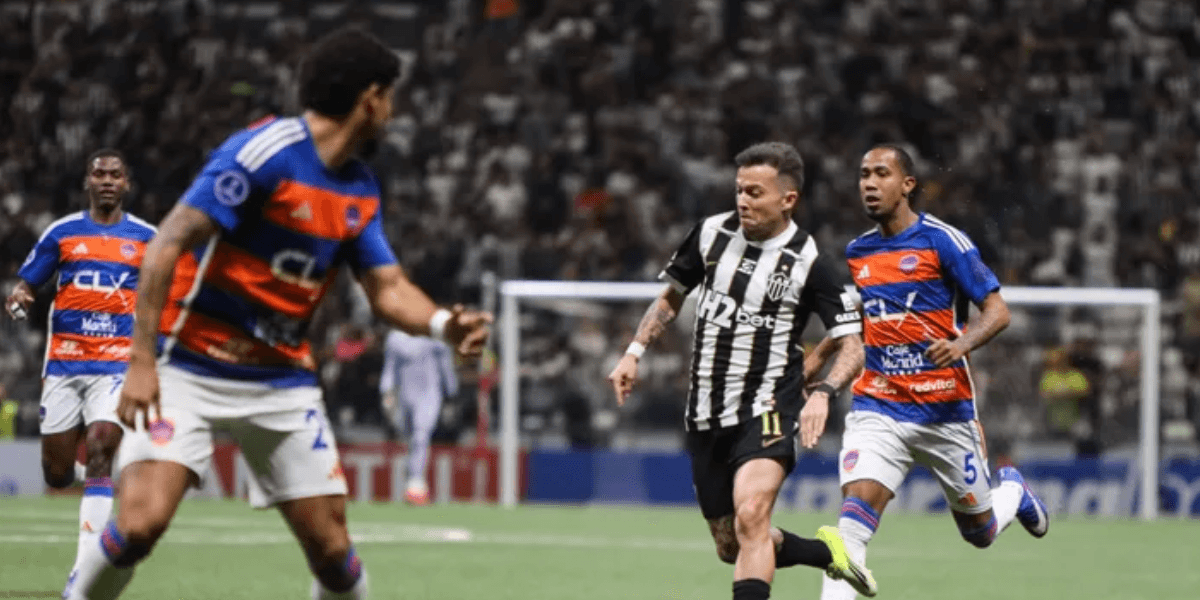 Atlético vence Puerto Cabello com gol de Bernard e avança às oitavas da Sul-Americana