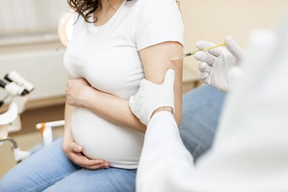 Vacina contra VSR para gestantes alcança 1 milhão de doses no SUS