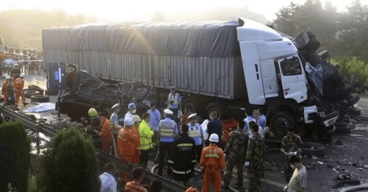 Acidente com van superlotada deixa 13 mortos na China