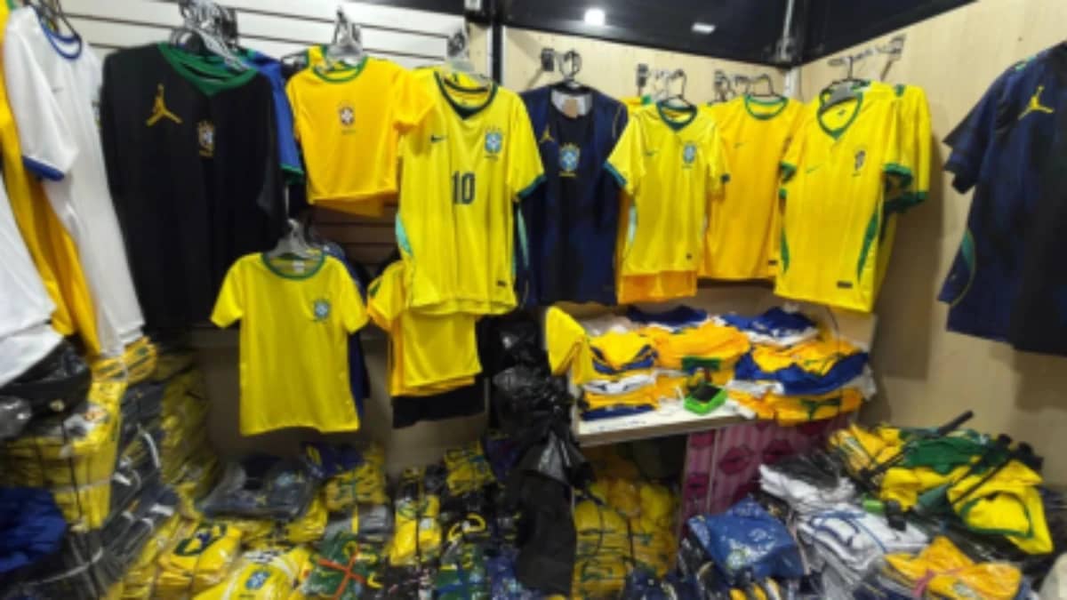 SP: Polícia apreende duas mil camisas falsificadas da Seleção e prende cinco suspeitos