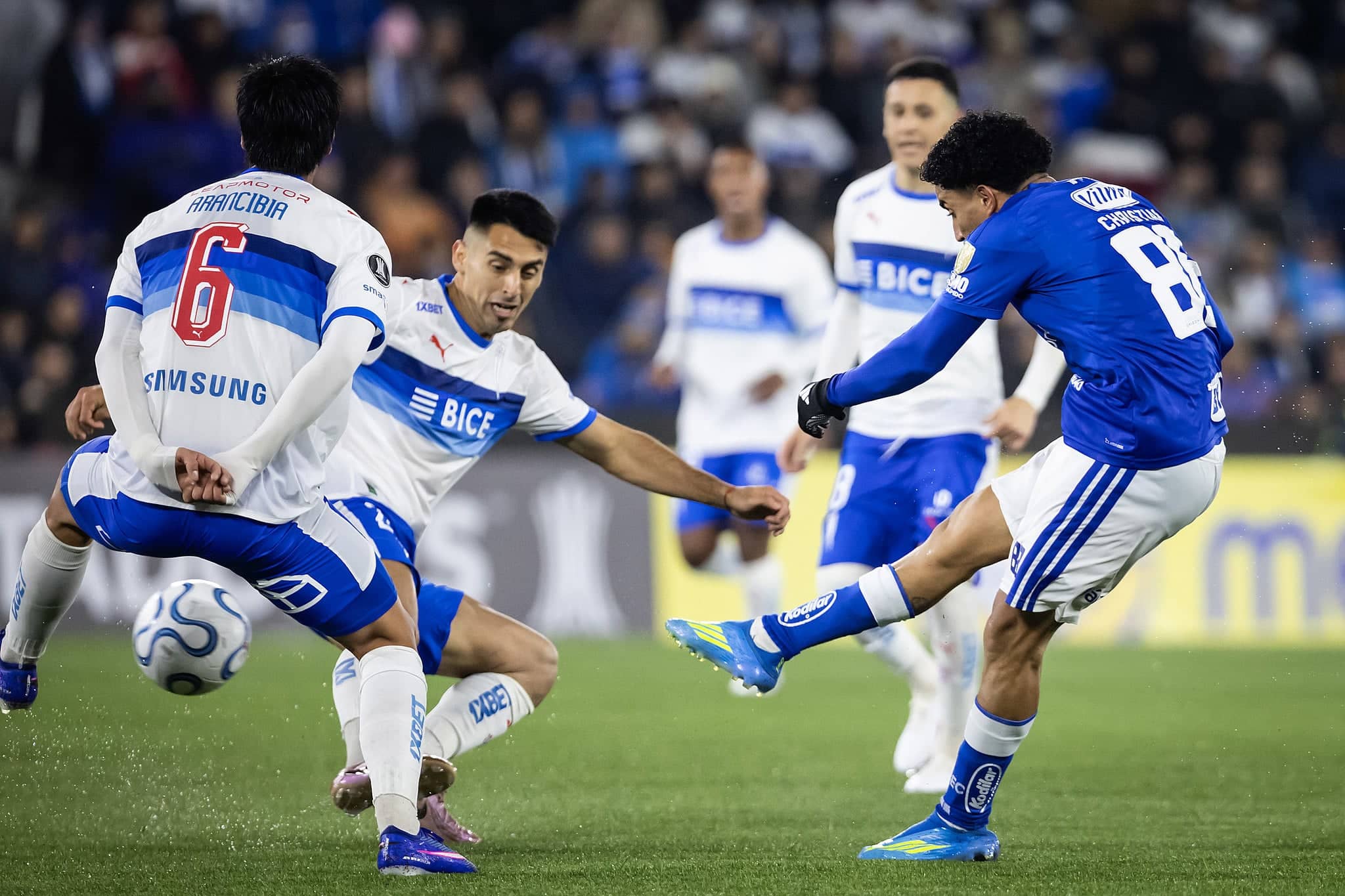 Com um a menos, Cruzeiro segura empate contra o Universidad Católica