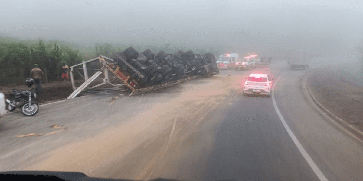 Tombamento de carreta causa lentidão na BR-381 em Nova Era