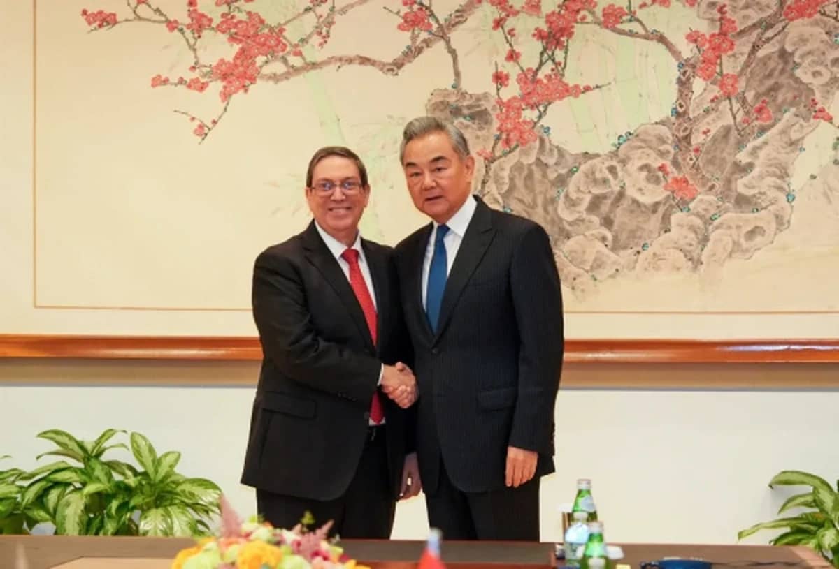 China promete apoio a Cuba diante da pressão dos Estados Unidos
