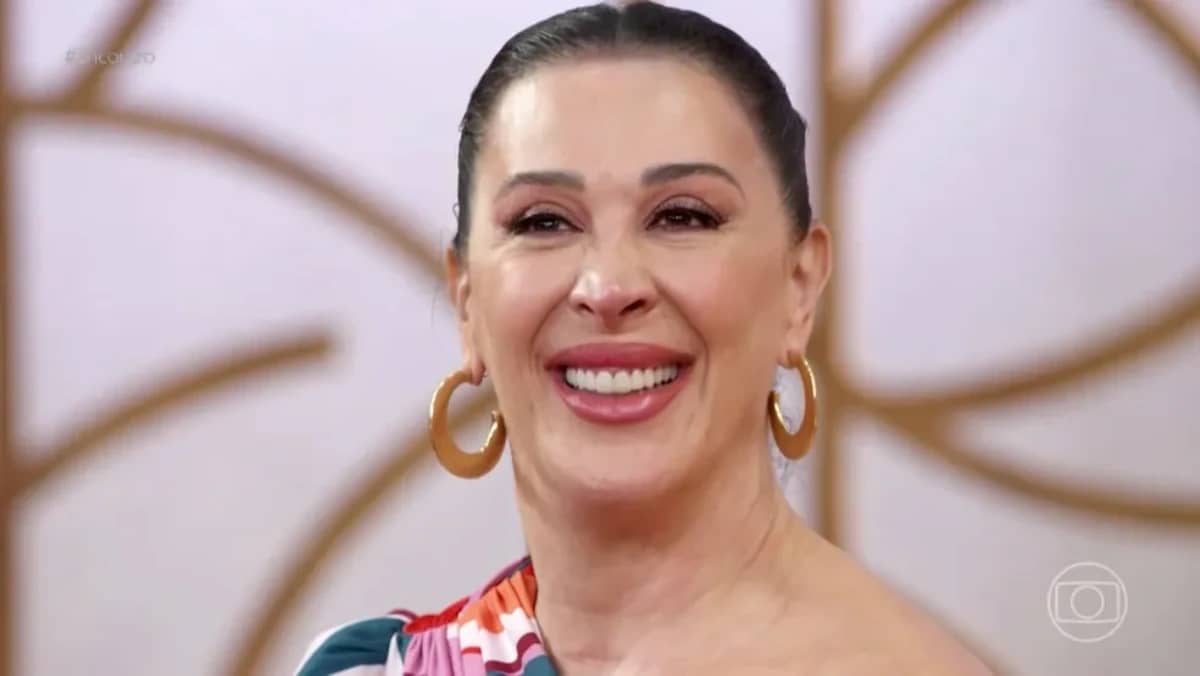 Claudia Raia reage ao ser chamada de mão de vaca na Globo