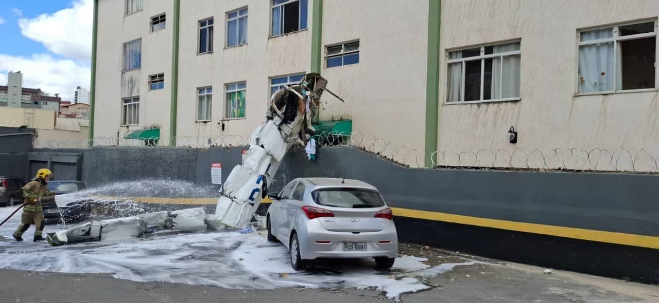 Avião de pequeno porte cai em BH: piloto e copiloto morrem; três ficam gravemente feridos