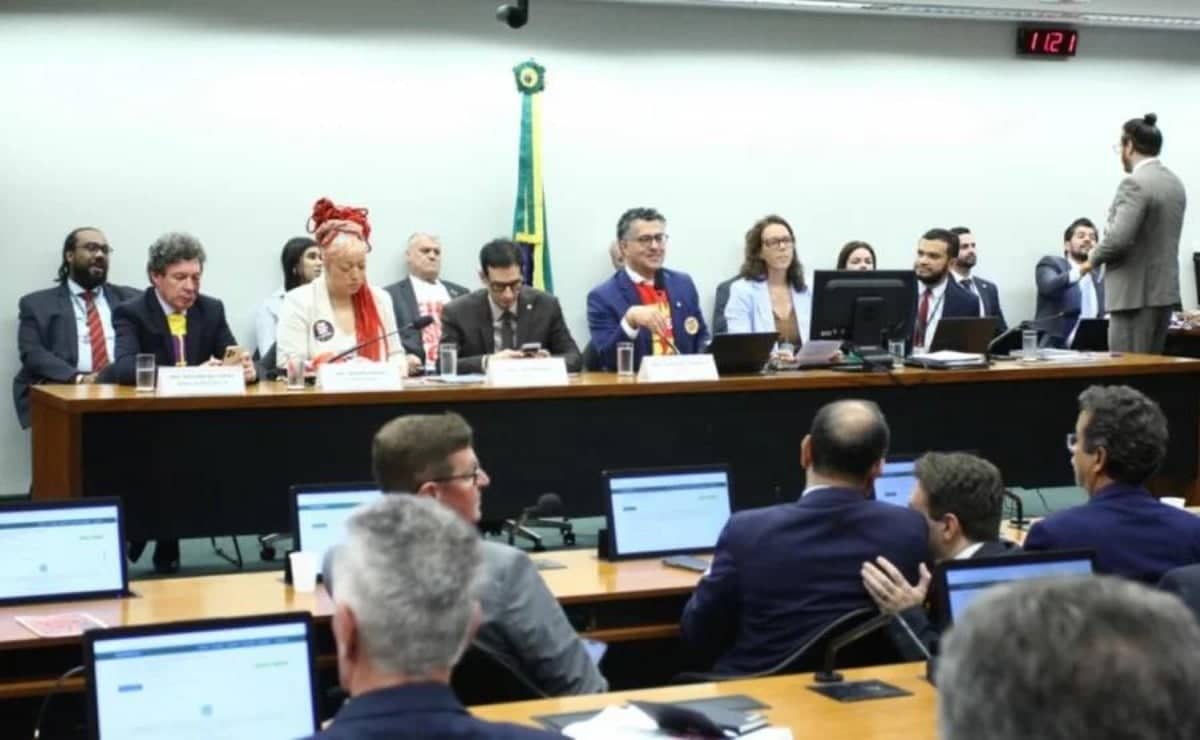 PEC do fim da escala 6x1 é aprovada na comissão especial e vai ao plenário
