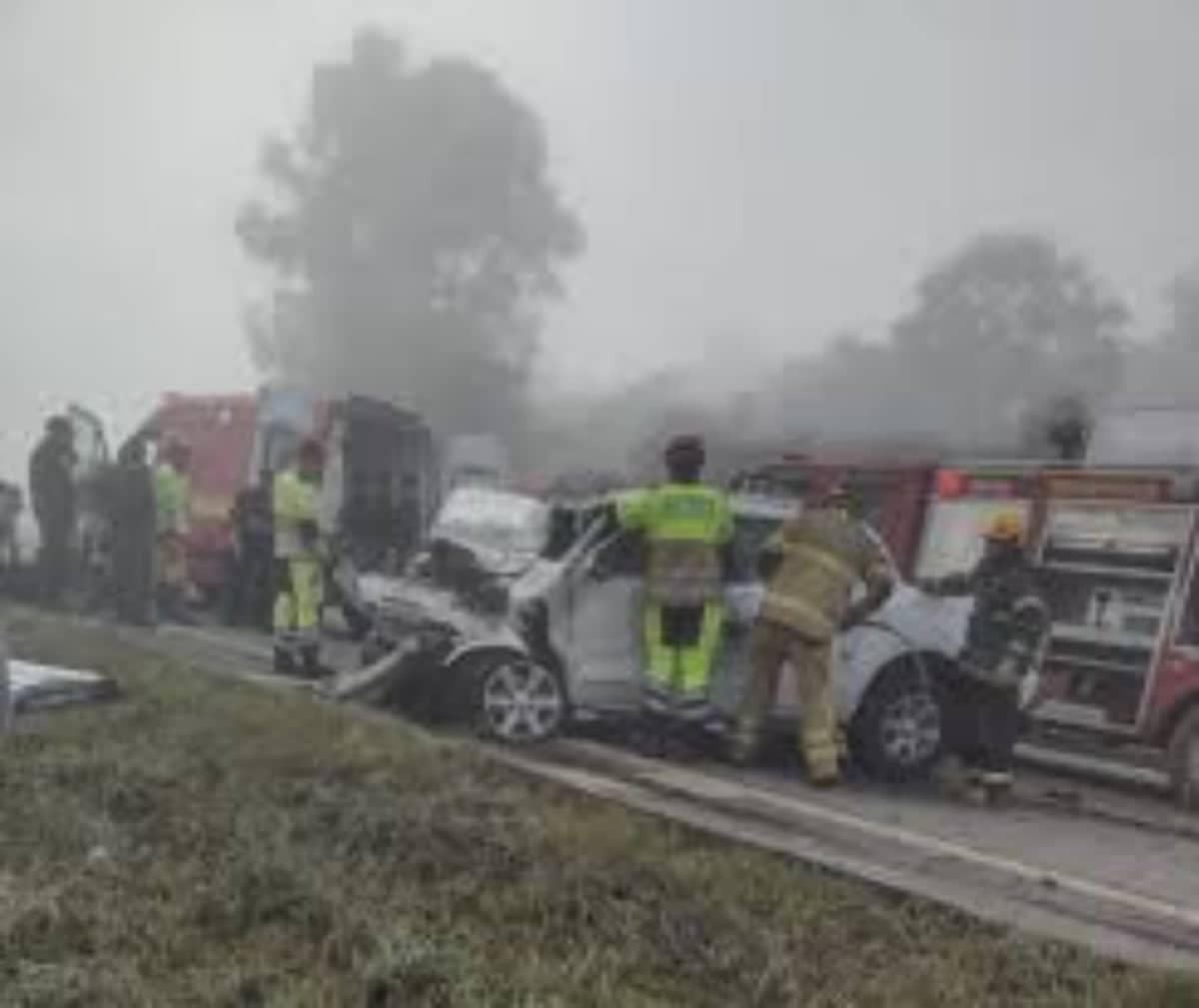 Colisão entre carreta e caminhonete mata duas pessoas na MG-050