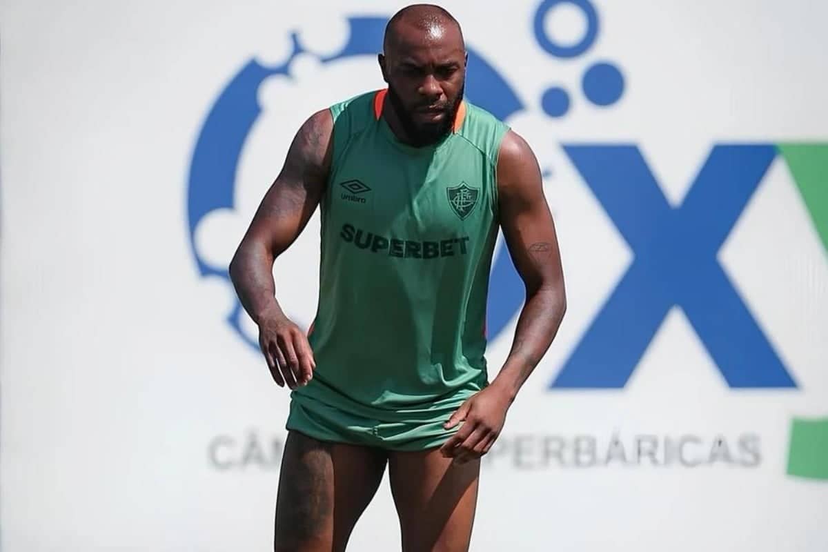 Zagueiro Manoel chega a BH para exames no América