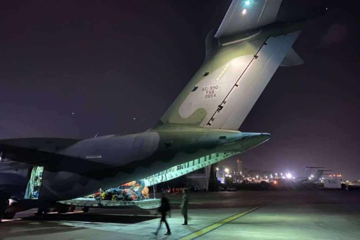Brasil envia quarto voo humanitário com nova equipe de bombeiros para Venezuela