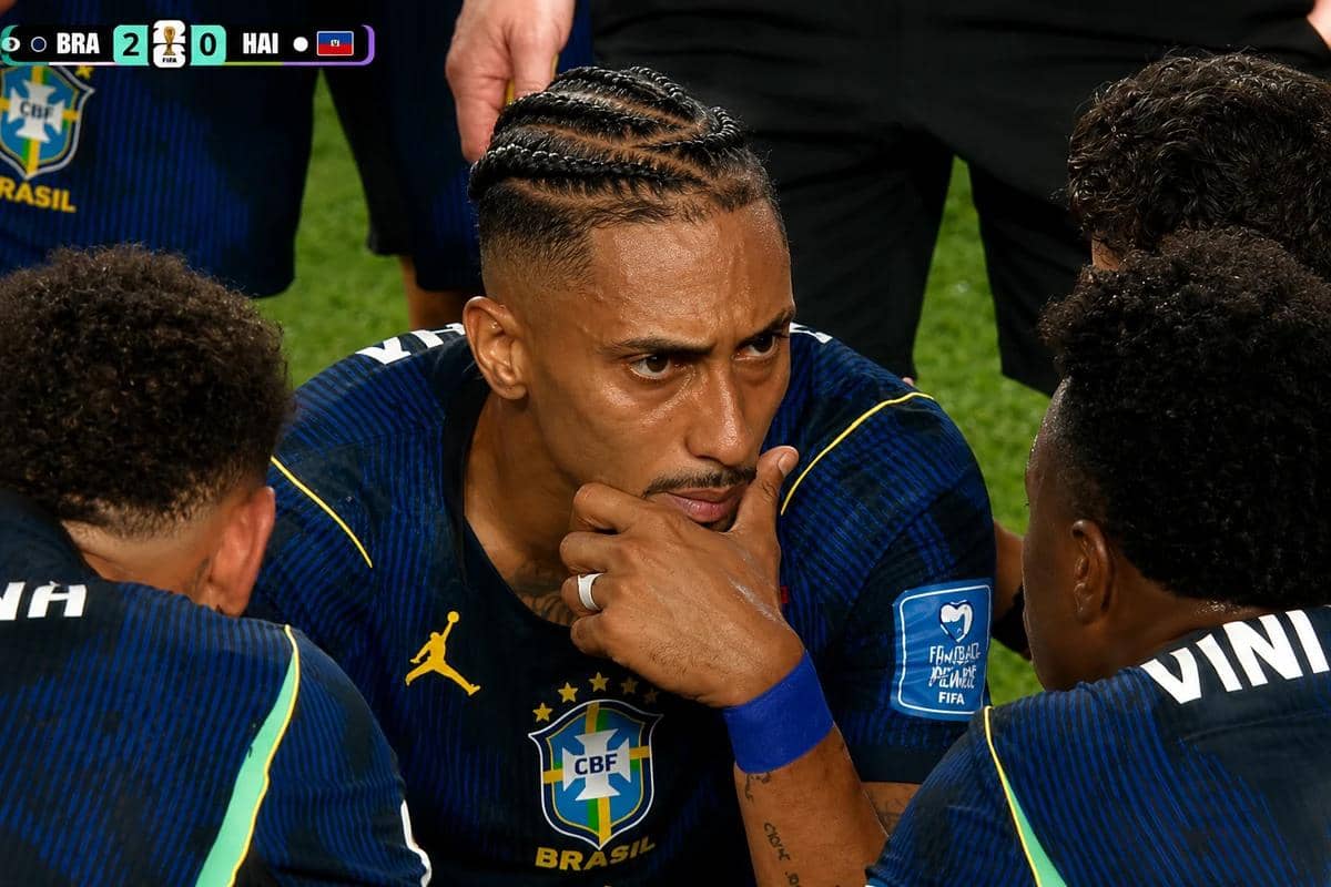 Raphinha segue na Seleção apesar de lesão
