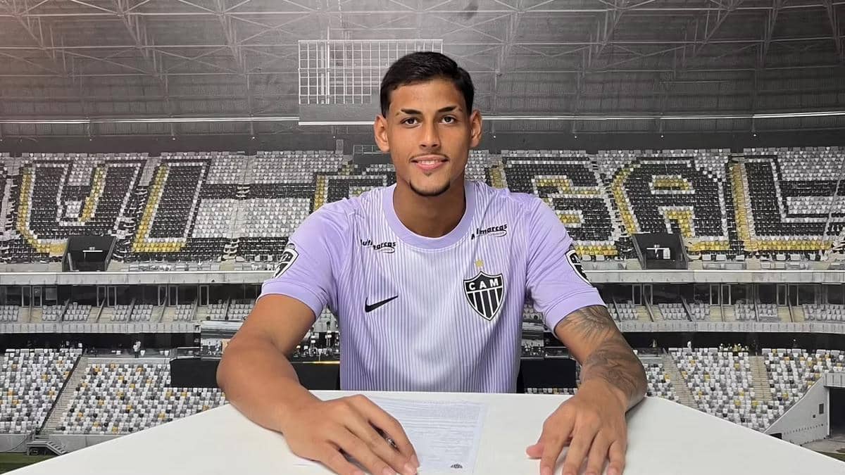 Goleiro de 16 anos assina contrato profissisonal com o Galo