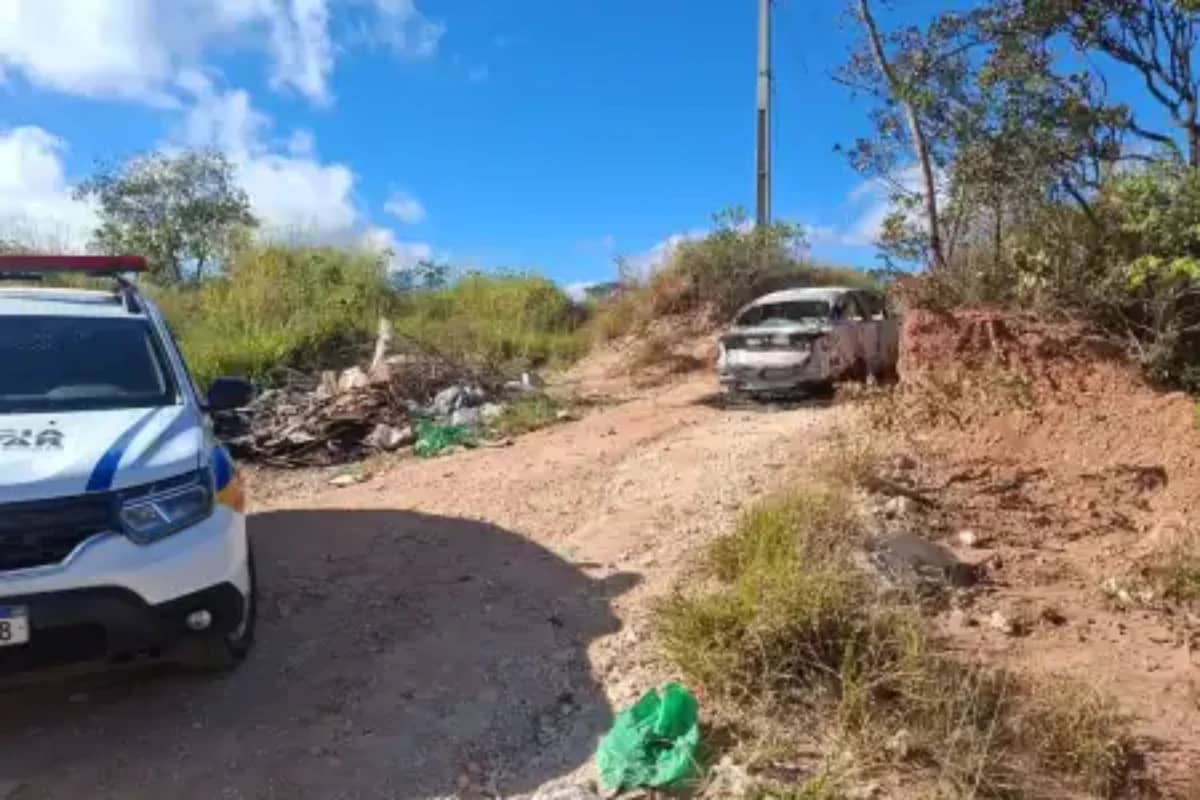 Corpo em carro incendiado pode ser de motorista de app da Grande BH