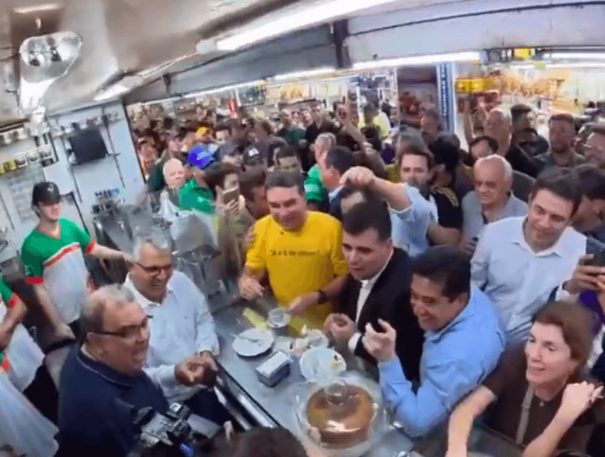 Flávio Bolsonaro visita Mercado Central de BH