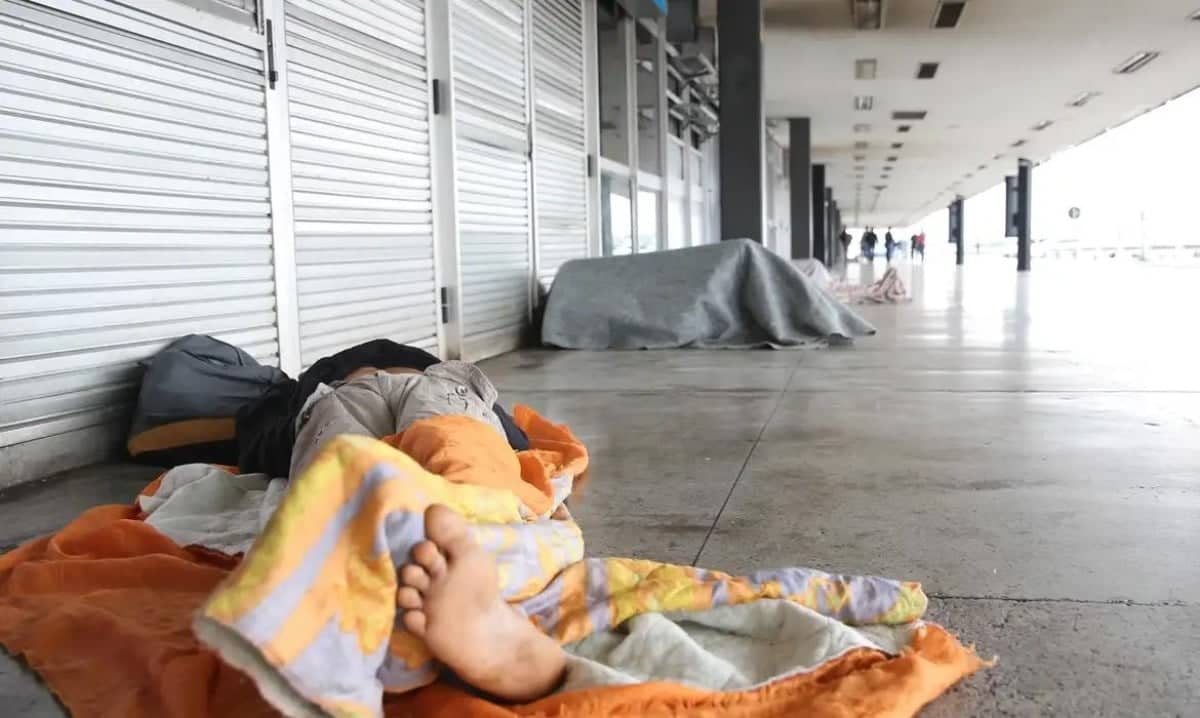 Belo Horizonte terá lei para inibir pessoas em situação de rua em calçadas
