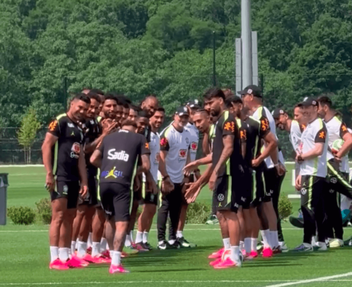 Neymar volta a treinar com o grupo na Seleção