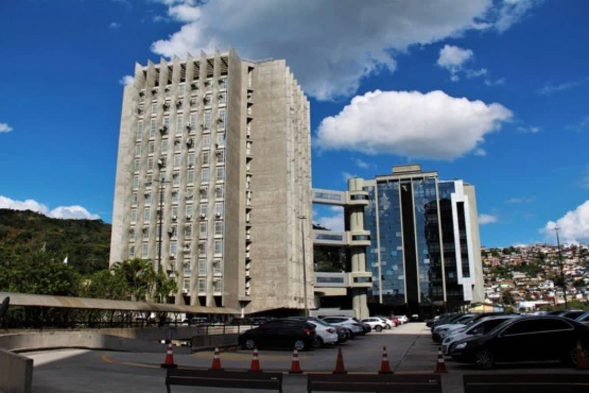 Justiça condena homem a pagar R$ 80 mil por abusos contra enteada
