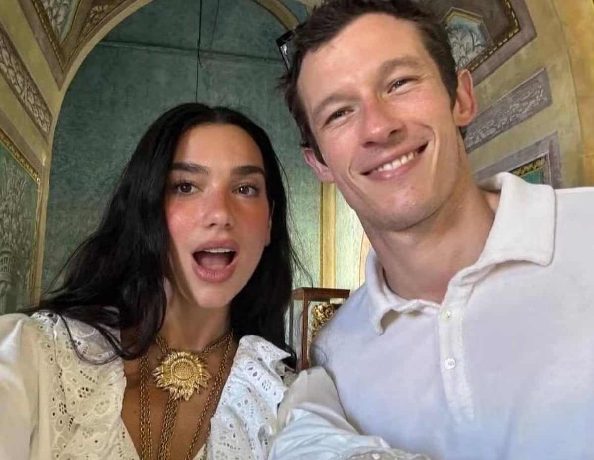Dua Lipa se casa com Callum Turner em Londres