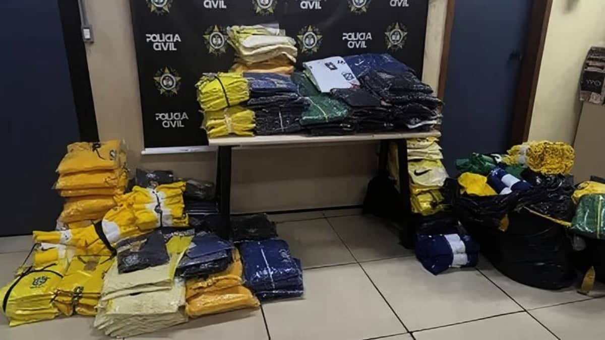 PCERJ intercepta ônibus com duas mil camisas falsificadas da seleção e times cariocas