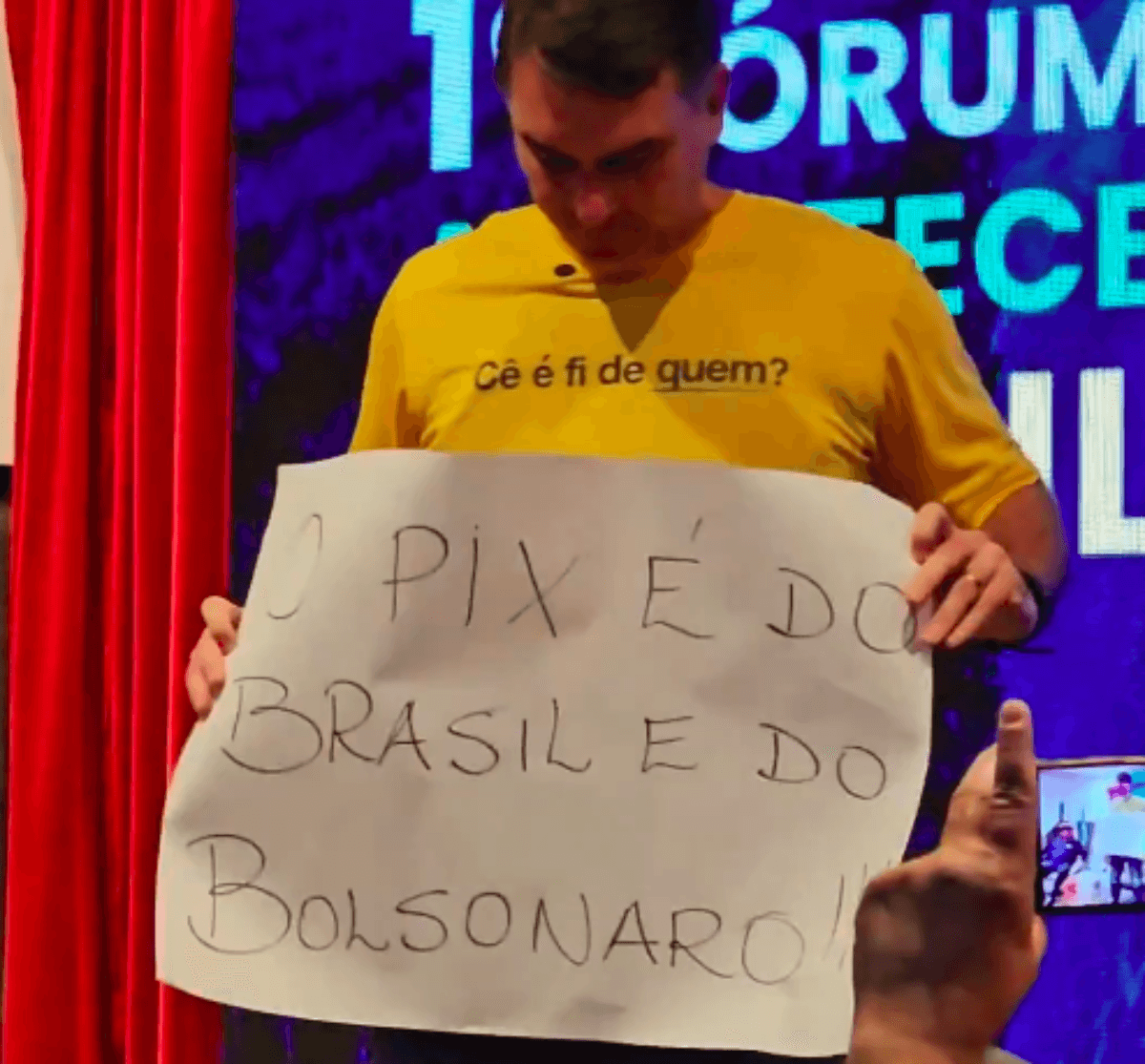 Flávio Bolsonaro responde Lula em guerra pelo PIX
