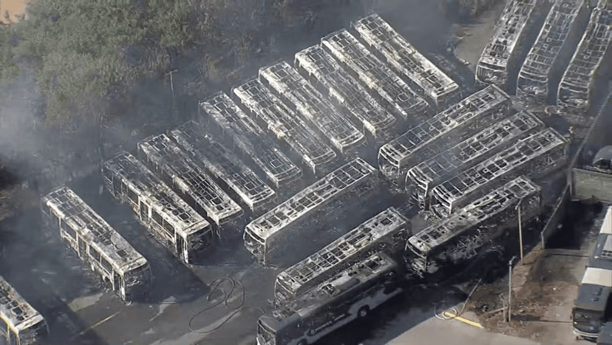 Polícia investiga incêndio em garagem que destruiu 27 ônibus em BH