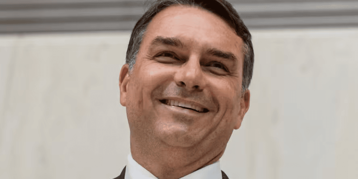 Flávio Bolsonaro estreia campanha em Copacabana
