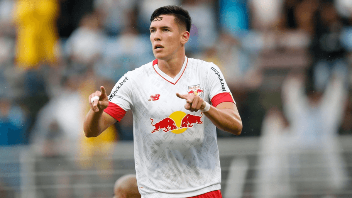 Atlético contrata atacante uruguaio