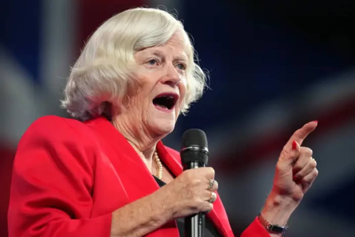 Ex-ministra do Reino Unido, Ann Widdecombe, é morta com 21 marteladas na cabeça