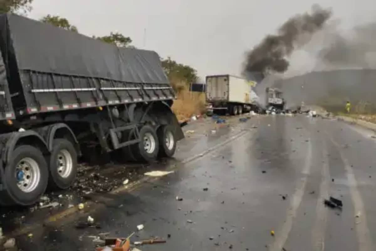 Acidente com três veículos mata motorista e interdita BR-251, em Francisco Sá