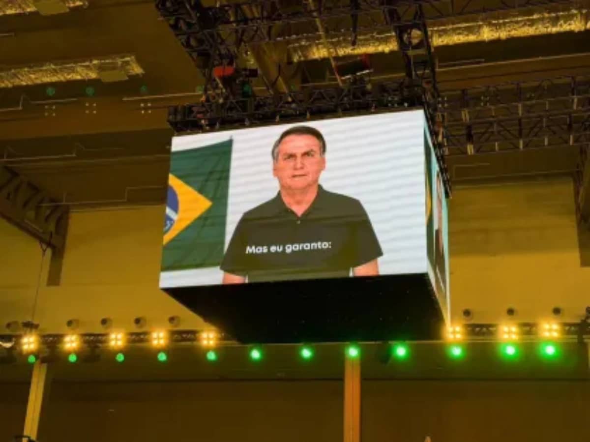 Vídeo de Bolsonaro gerado por IA não deve gerar punição, avalia defesa de Flávio