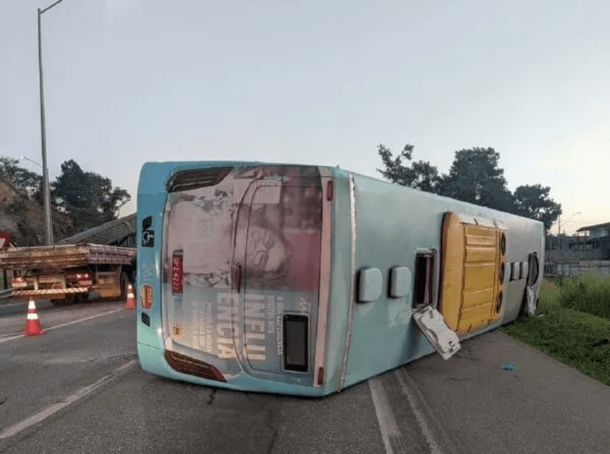 Passageiro diz que motorista falou que tombaria ônibus; acidente teve 21 feridos