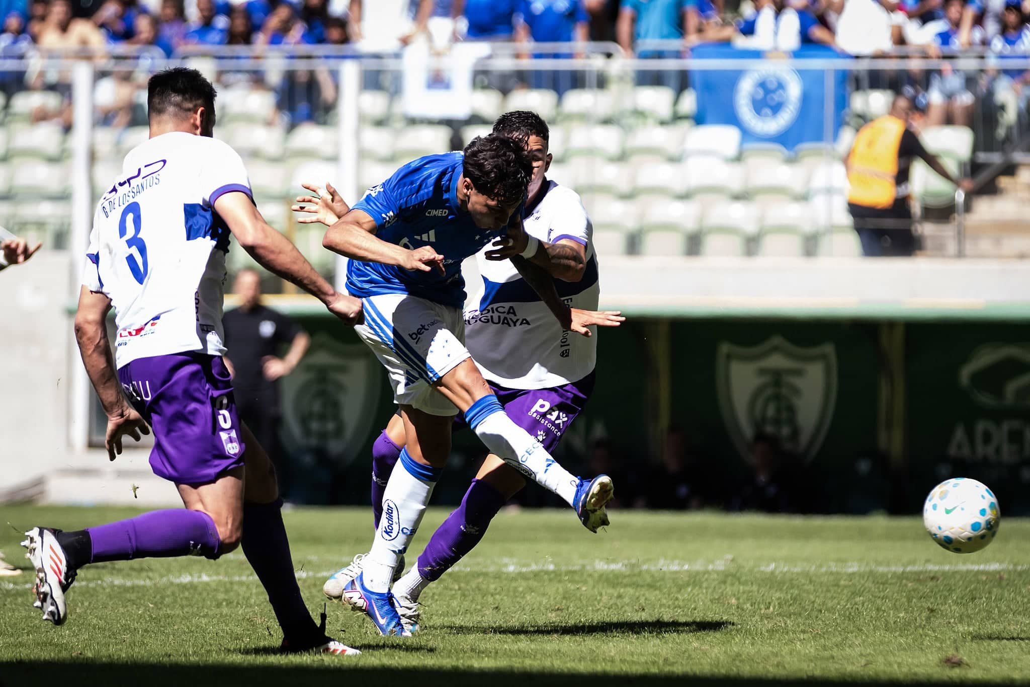 Cruzeiro vence Defensor em amistoso no Independência