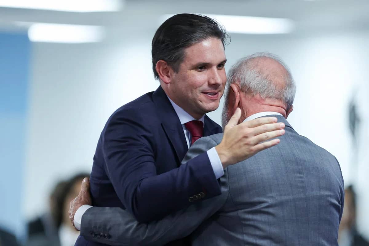 Lula liga para Hugo Motta após apoio à reeleição e sugere encontro