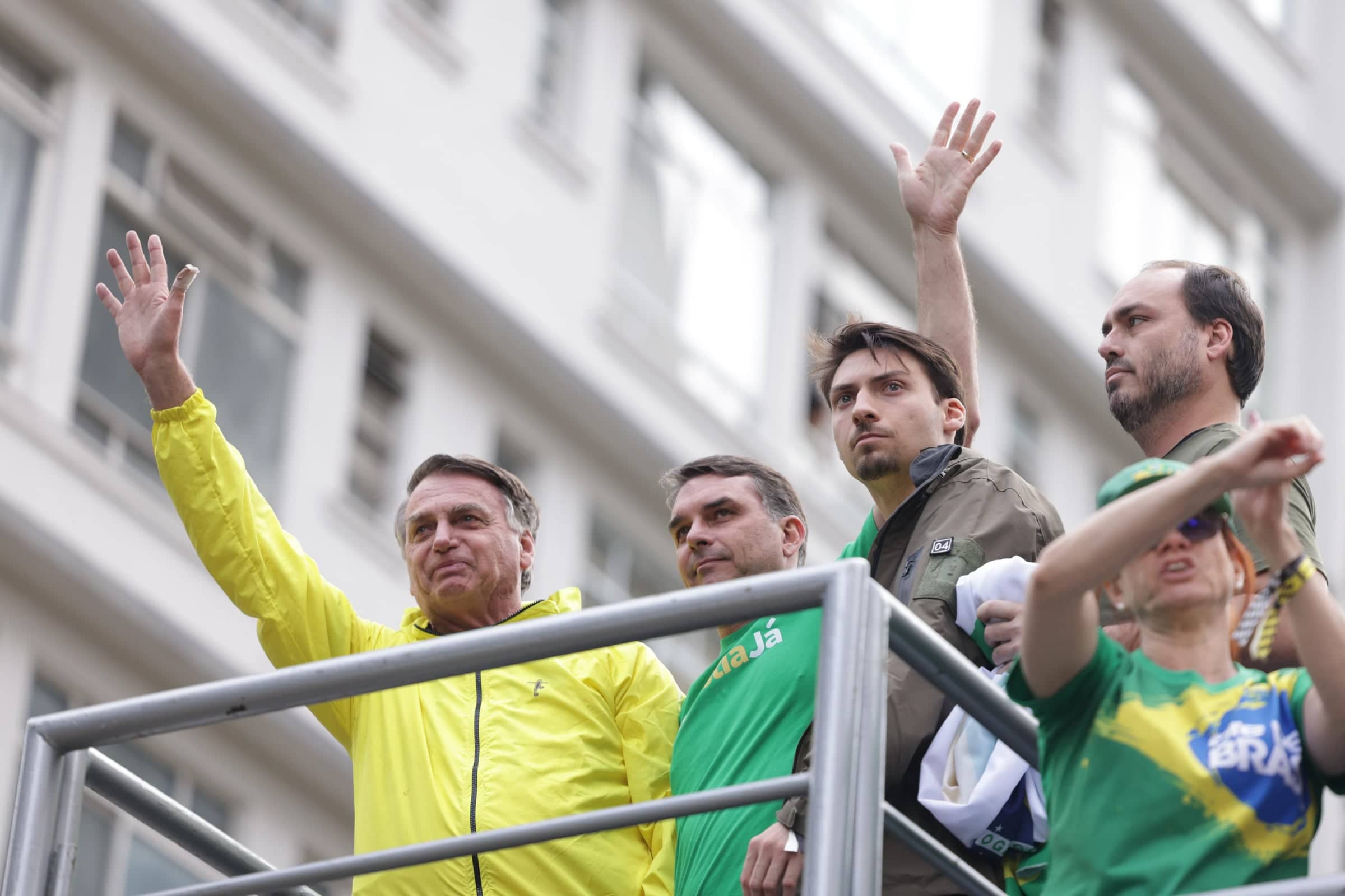 Moraes proíbe que Flávio, Carlos e Jair Renan visitem Bolsonaro no Dia dos Pais