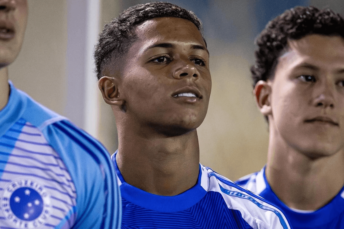 Akiles, meia do sub-20 do Cruzeiro, se desculpa por foto com camisa do Flamengo