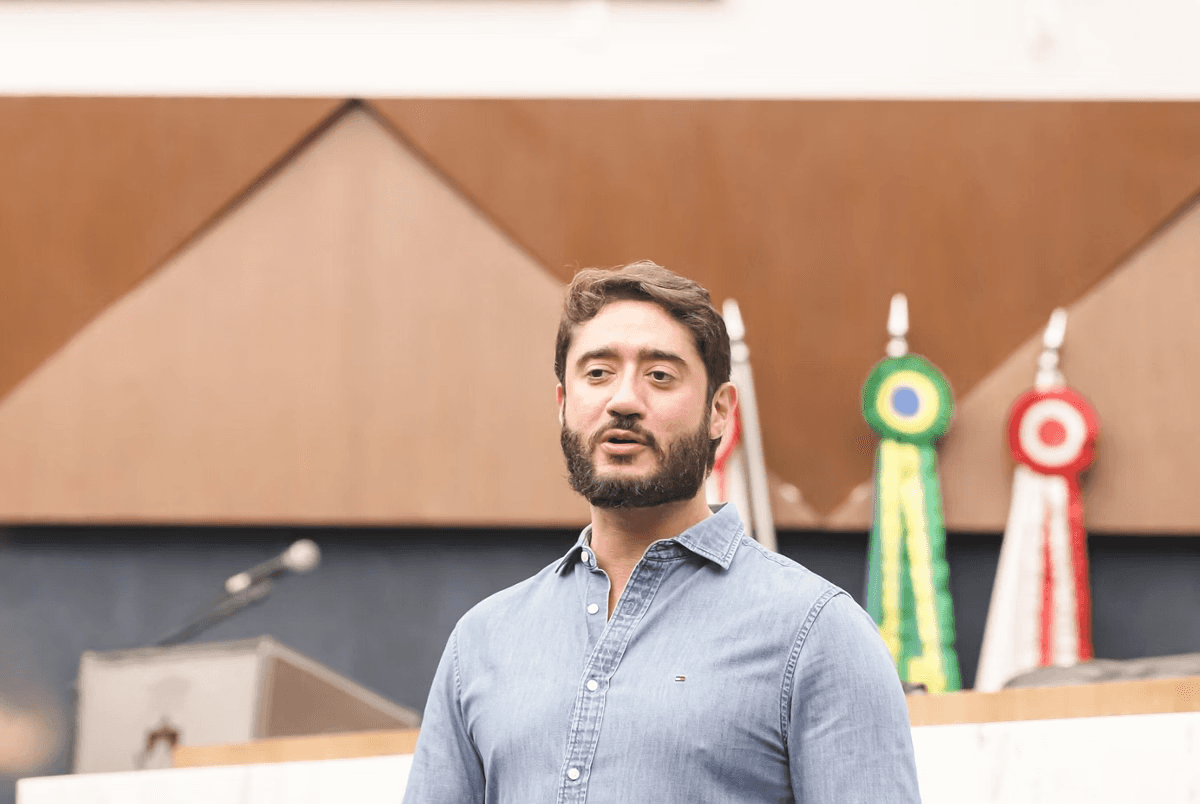 Gabriel Azevedo pede seriedade na política mineira durante convenção