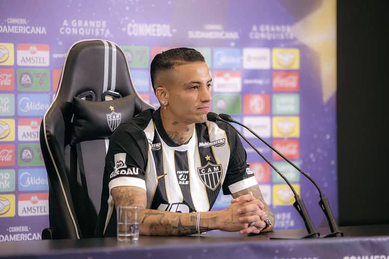 Castaño é apresentado oficialmente pelo Atlético