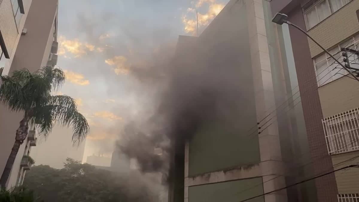 Incêndio atinge prédio abandonado e fecha avenida em Belo Horizonte