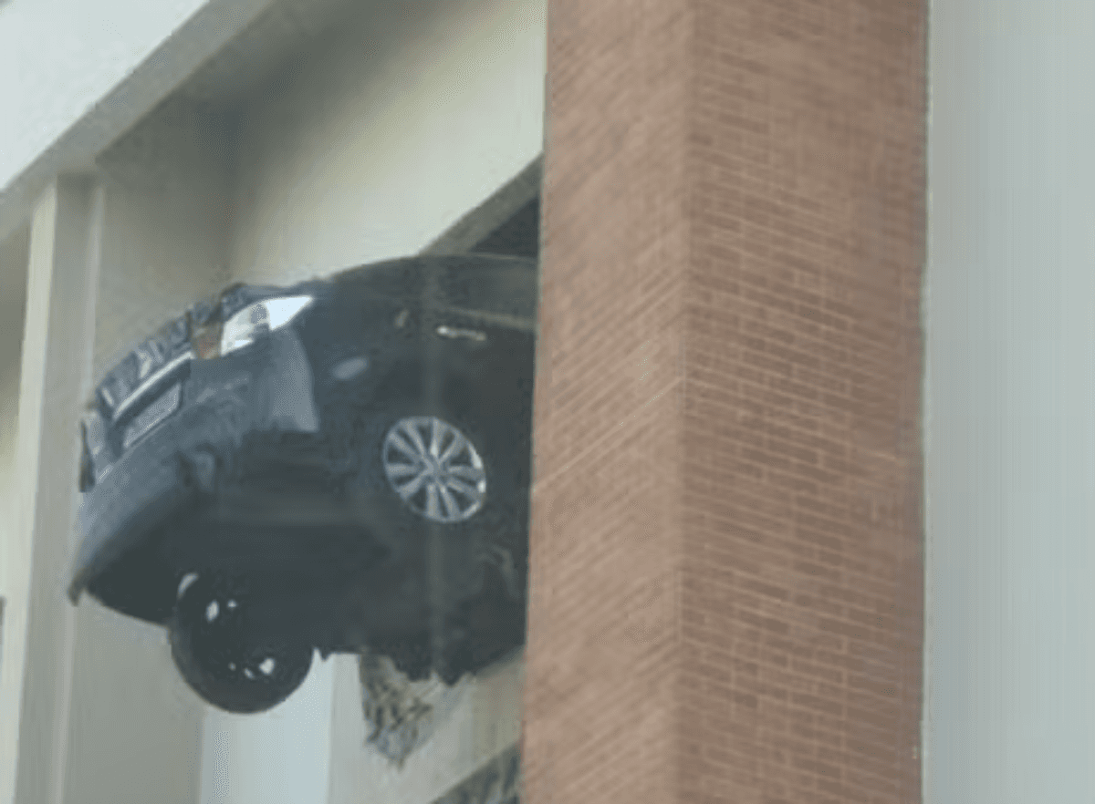 Nova Lima: motorista tem mal súbito e carro fica pendurado em garagem