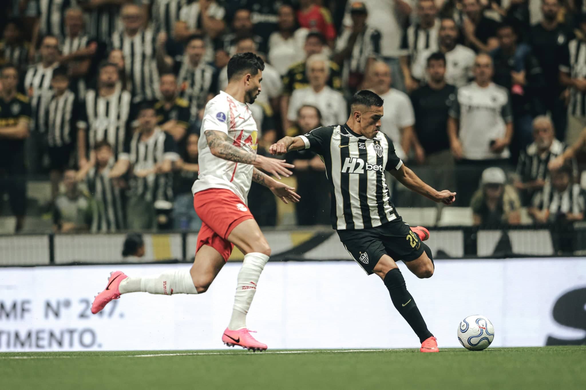 Cuello marca no fim, Atlético empata com Bragantino e vai às quartas da Sula